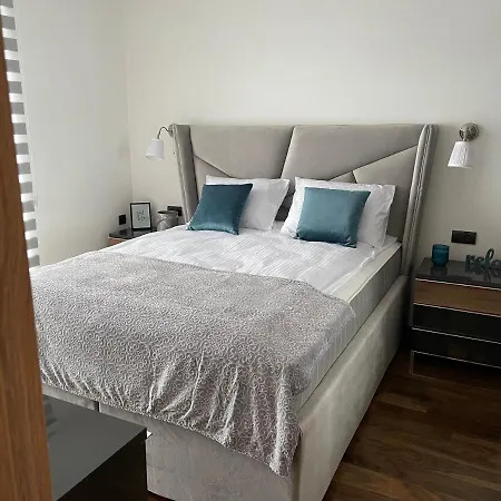Luxury Sunny Hill Apartment *